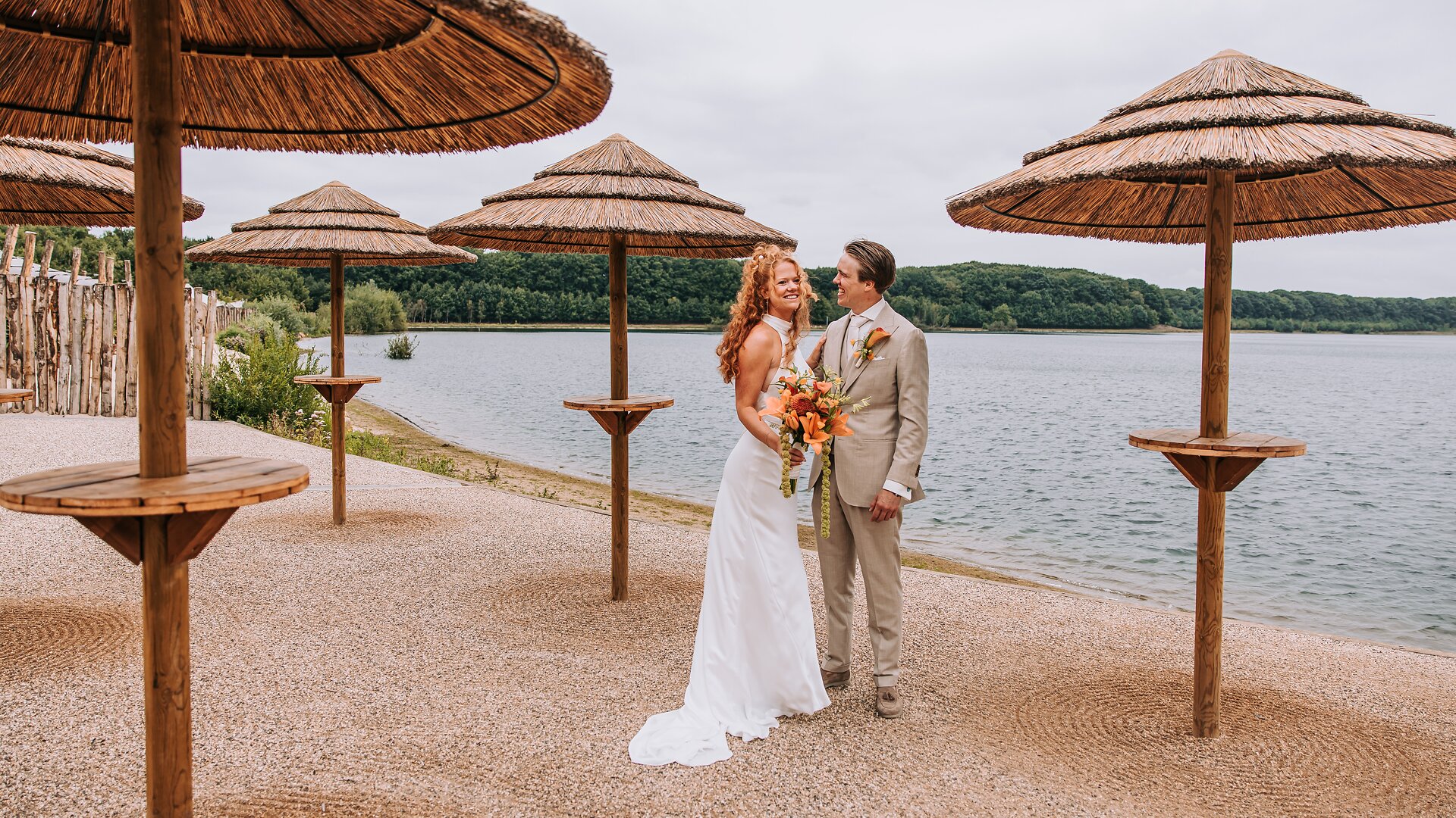 Boeket gooien aan het water